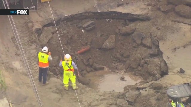 Water main break opens Venice sinkhole