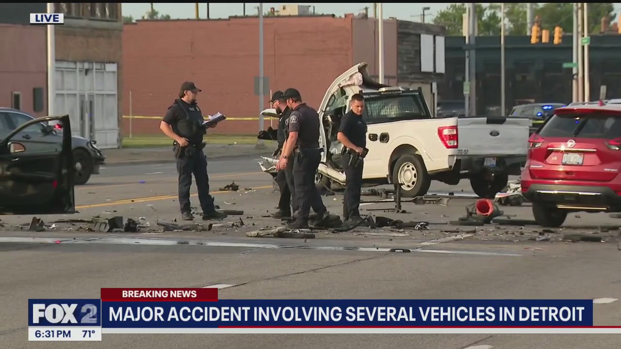 1 dead in multi-vehicle crash on Gratiot in Detroit