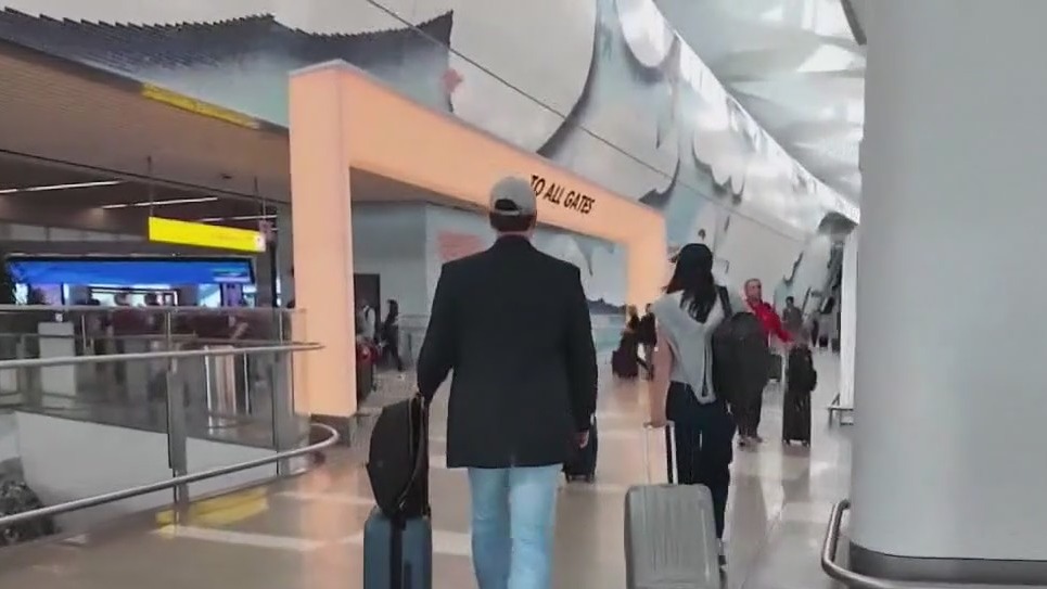 These are the best times to book holiday flights