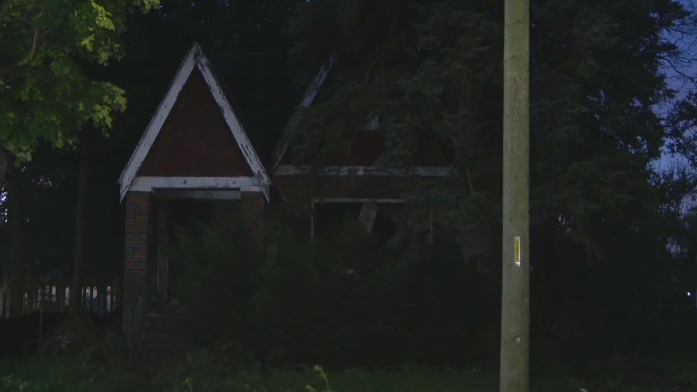 Detroit firefighter suffers burns after fall