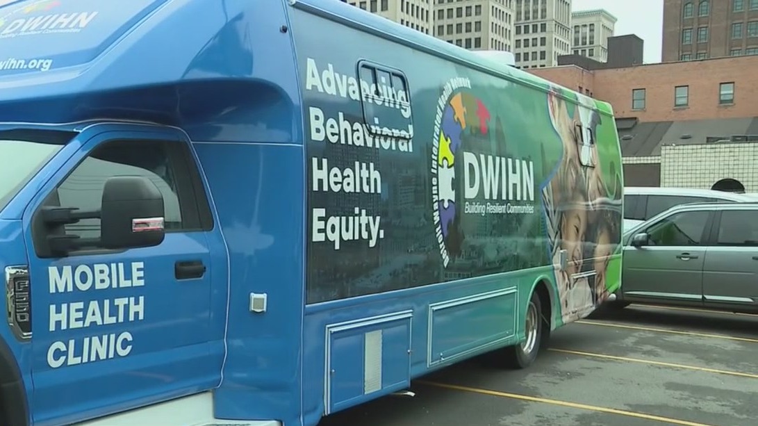 Detroit police partner with crisis hotline for better response