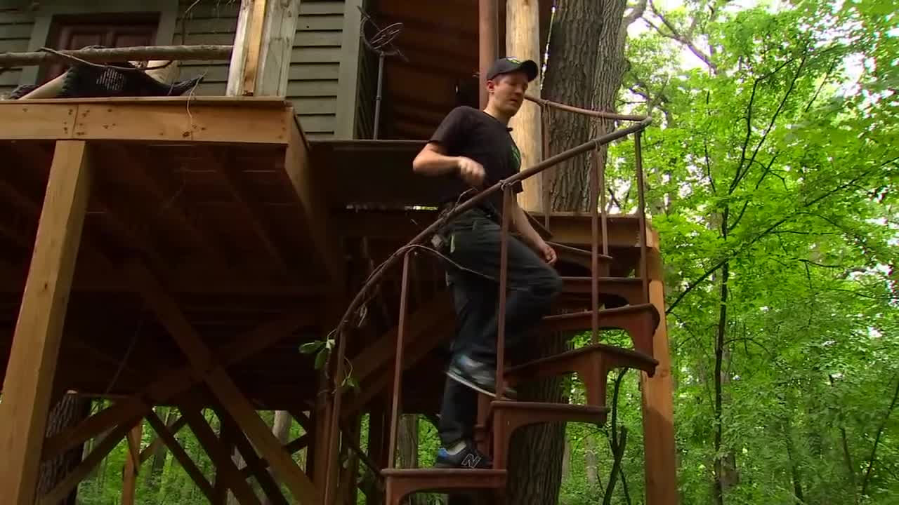 Scream Town owner builds treehouse in his own backyard
