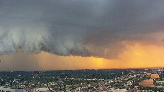 Massive cloud pushes into Minneapolis
