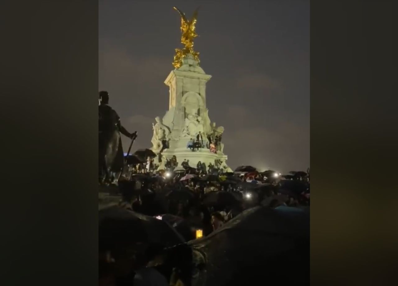 Crowd sings 'God Save The Queen' outside Buckingham Palace
