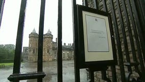 RAW: Announcement of queen's death posted outside Buckingham Palace