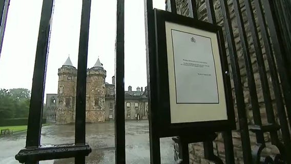 RAW: Announcement of queen's death posted outside Buckingham Palace