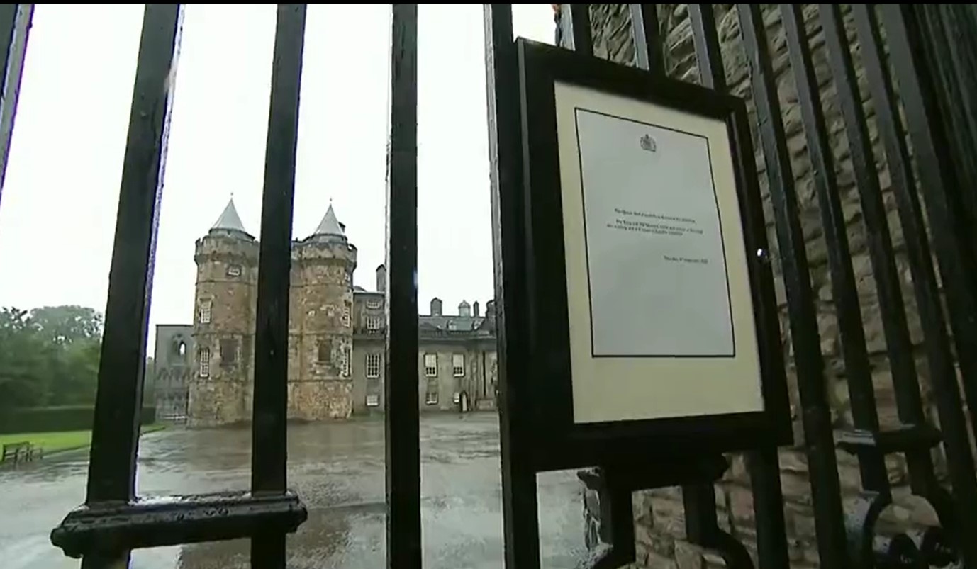 RAW: Announcement of queen's death posted outside Buckingham Palace