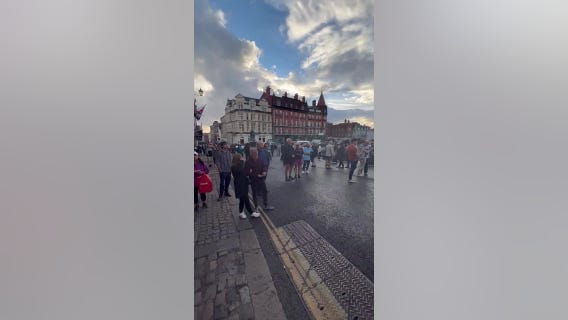 Death of Queen Elizabeth II announced: Crowds at Windsor Castle