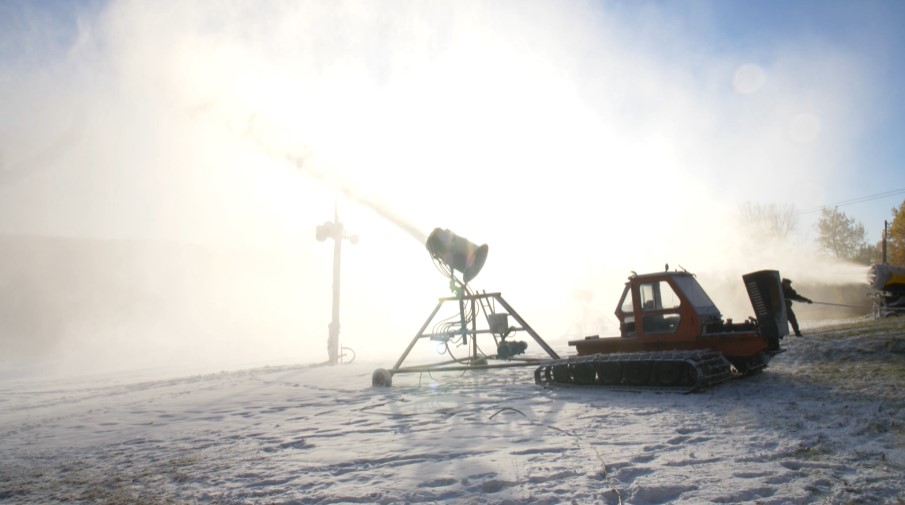 Wild Mountain Ski Area rushes to make snow: Raw