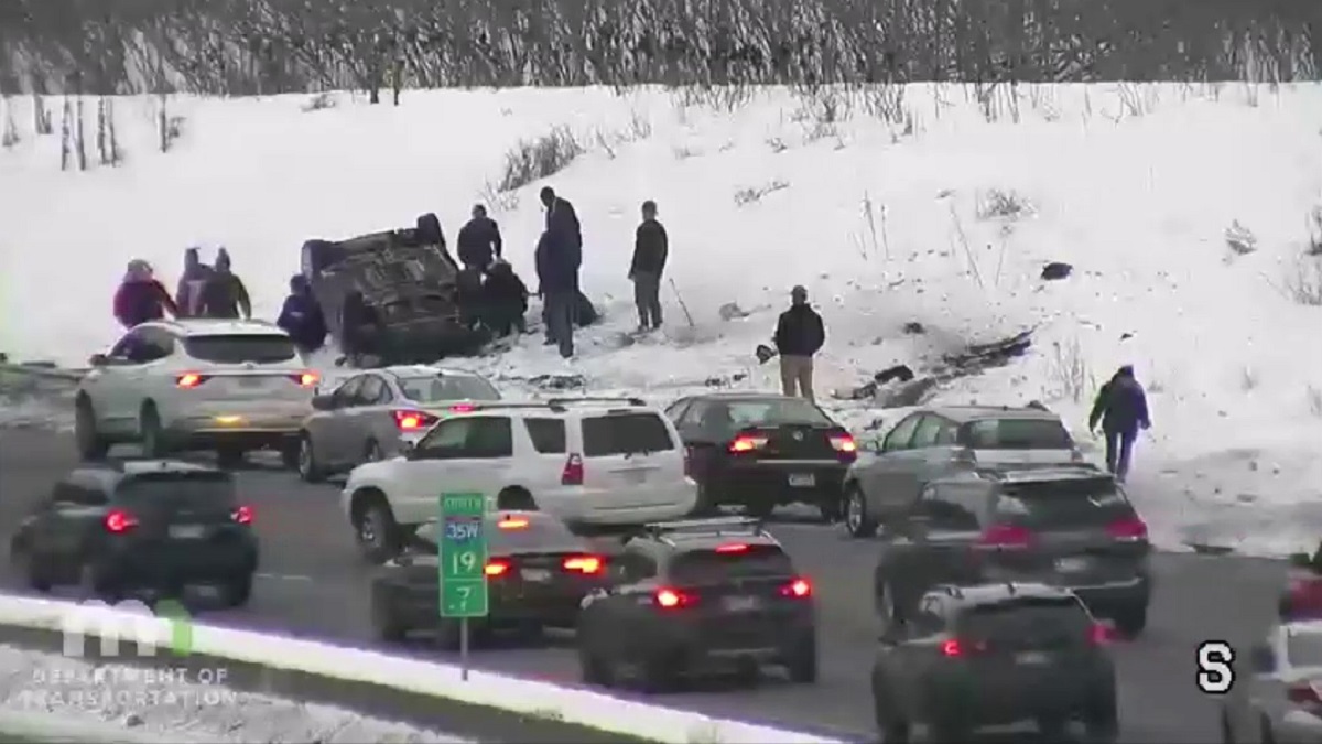 Good Samaritans help after rollover crash on I-35W in Minneapolis