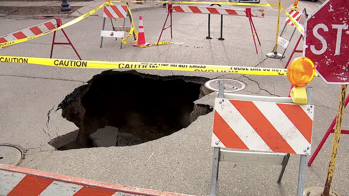 Sinkhole opens up in Minneapolis street