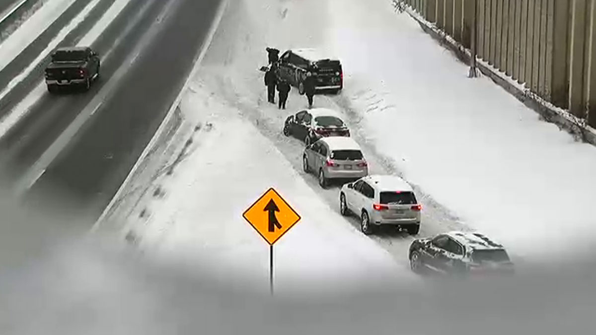 Minnesota drivers hand-shovel Highway 100 to clear traffic jam