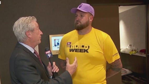 Vikings' Dalton Risner walks runway at fashion show