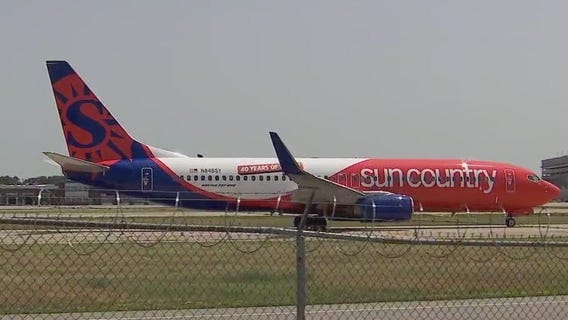 Sun Country workers picketing at MSP