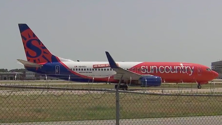 Sun Country workers picketing at MSP