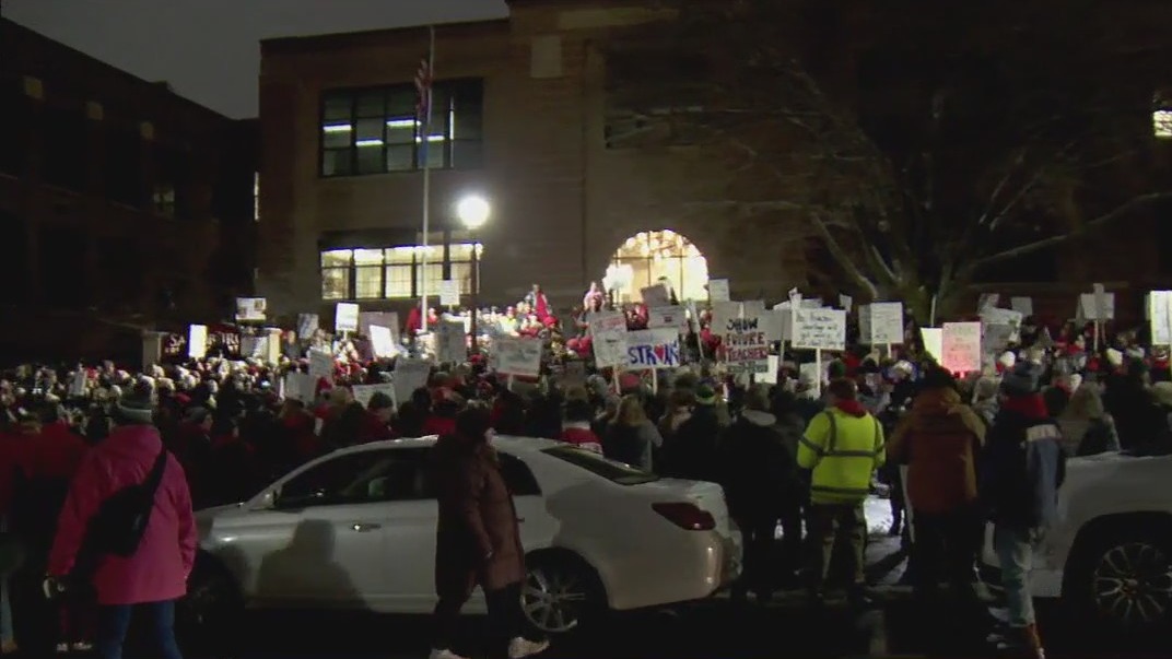 Anoka-Hennepin teachers rally at meeting