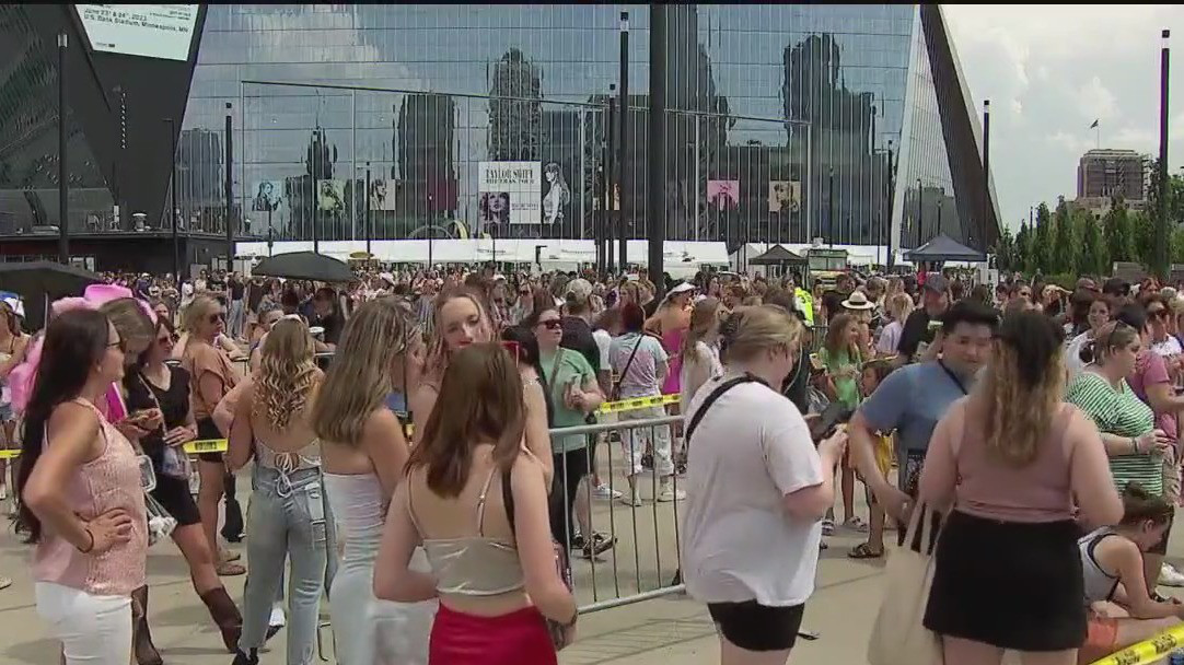 Taylor Swift fans lineup for first show