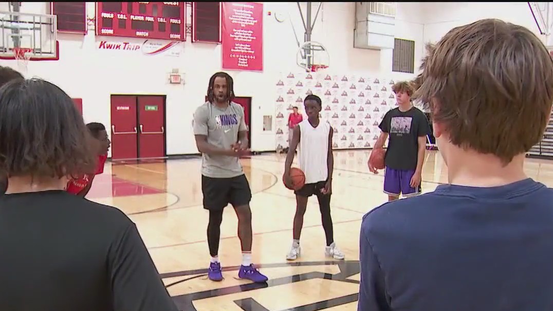 Ade Murkey hosts basketball camp