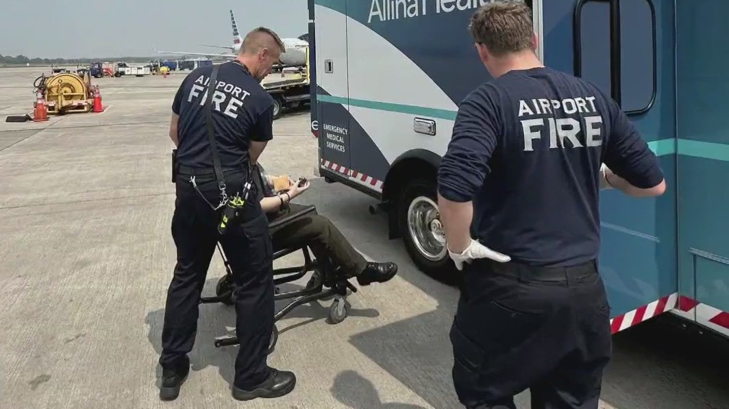Teen passes out from heat boarding plane