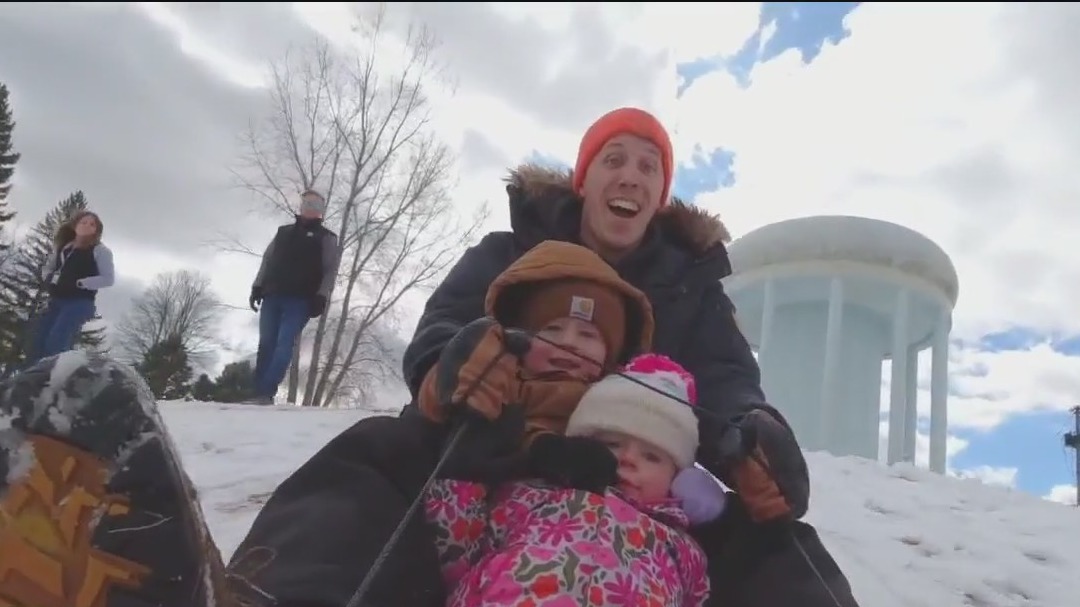 MN families enjoy spring snowfall