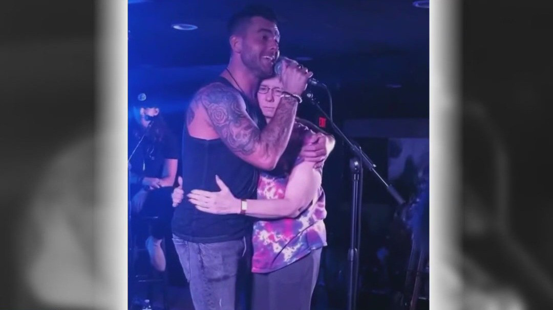 Country singer pays tribute to mom with Alzheimer's