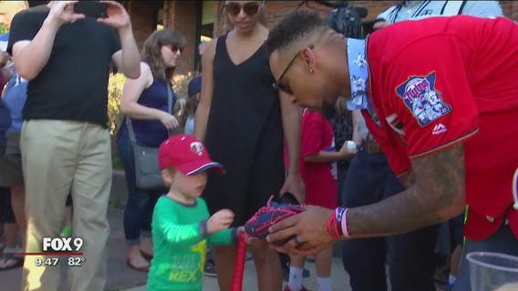 Minnesota Twins give away gloves to kids