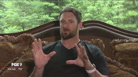 Vikings defensive end Brian Robison returns for 12th season