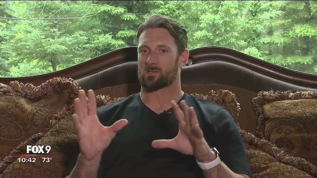 Vikings defensive end Brian Robison returns for 12th season