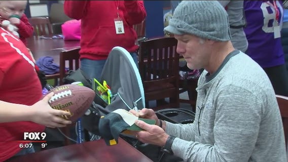 Former Vikings quarterback Brett Favre visits hospital