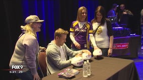 Vikings take part in Super Bowl Experience