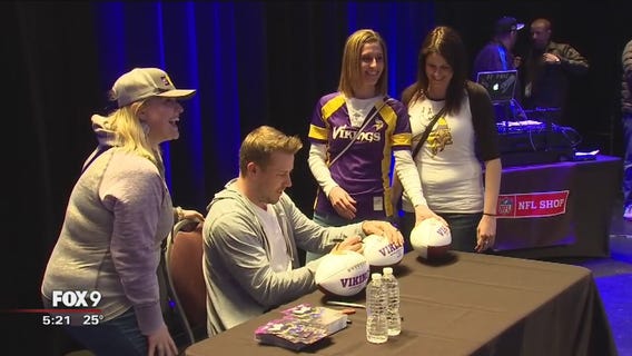 Vikings take part in Super Bowl Experience