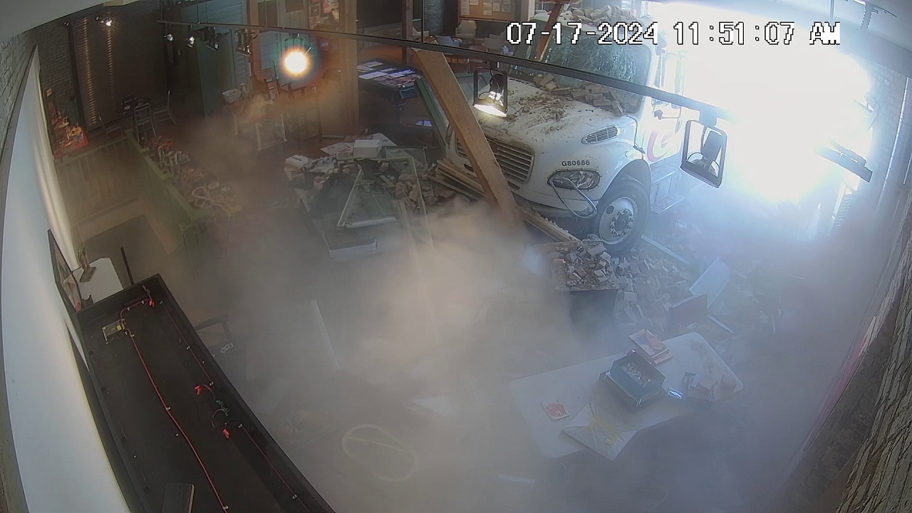 Video shows Xcel truck crash into Mpls business