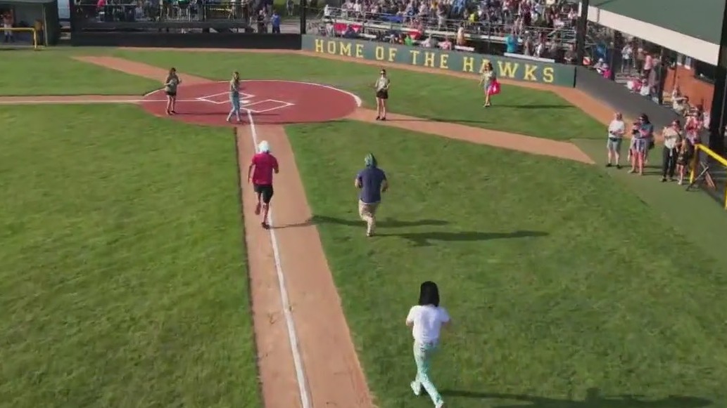 FOX 9 Town Ball Tour: Ian Leonard races mascots