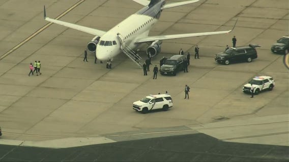 Gov. Walz lands in Philadelphia ahead of rally [RAW]