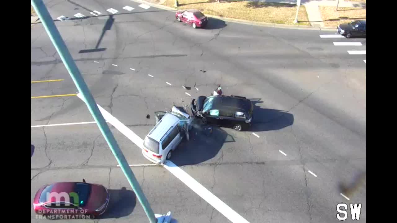 Minneapolis 3-vehicle crash: 3 men flee scene [RAW]