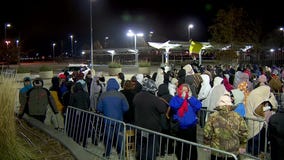 Freezing Black Friday line outside Mall of America