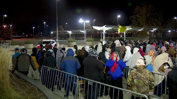 Freezing Black Friday line outside Mall of America