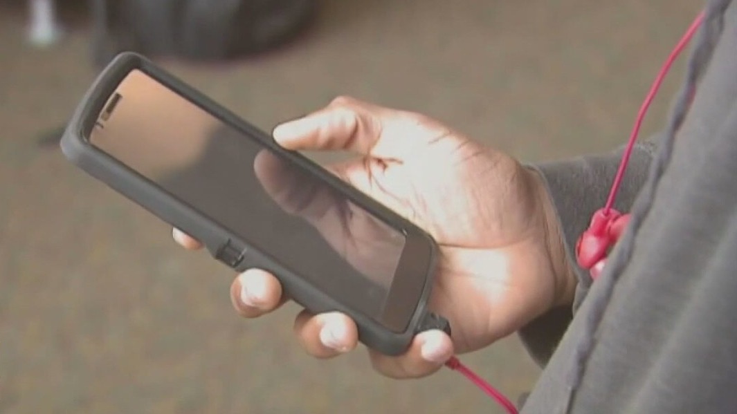 MN lawmakers consider school cell phone ban