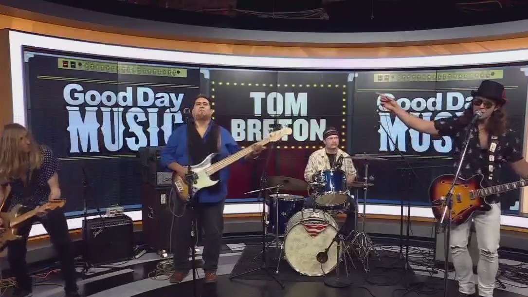 Tom Breton performs 'Ladies and Gentlemen'