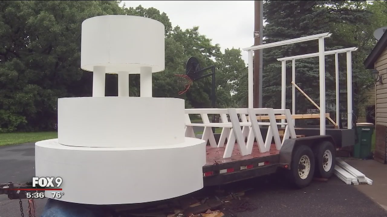 Minnesota man to officiate weddings on 4th of July parade float