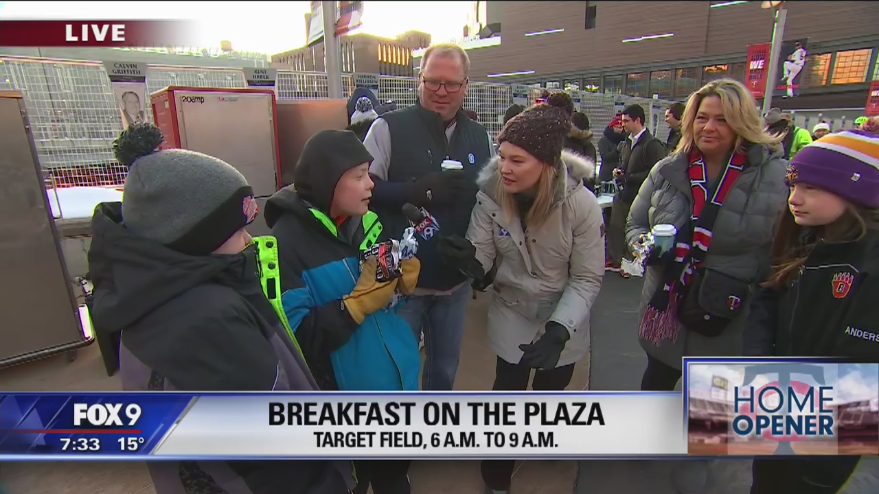 Twins host breakfast on the Plaza ahead of the home opener