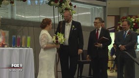 Couple married at Mall of America 20 years ago renews vows