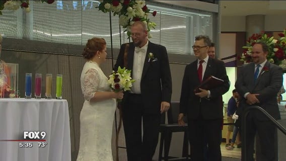 Couple married at Mall of America 20 years ago renews vows