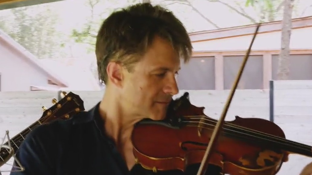 Everett Wren performs 'Billboard'