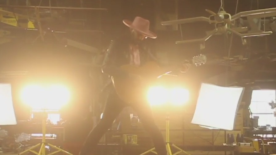 Scott Collins performs 'Be Alright'