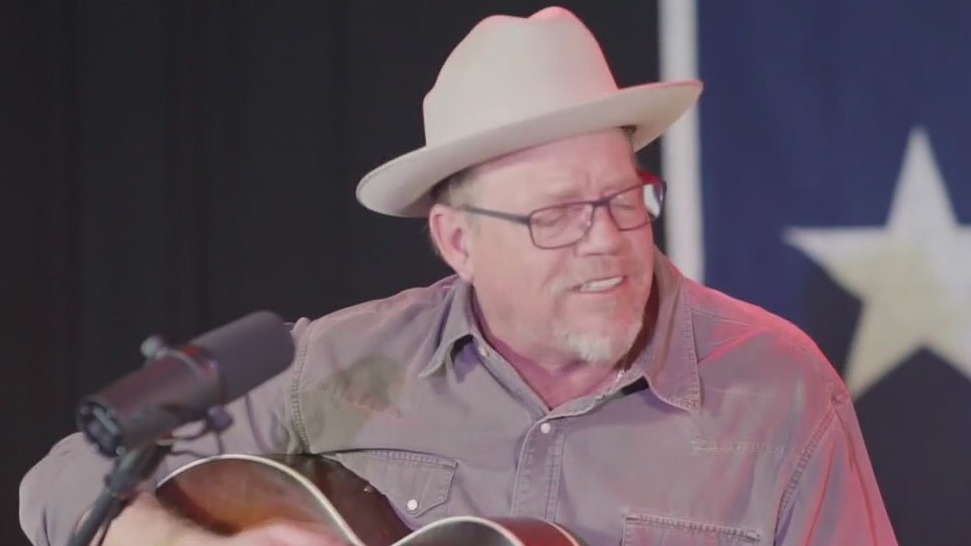 Pat Green performs 'Carry On'