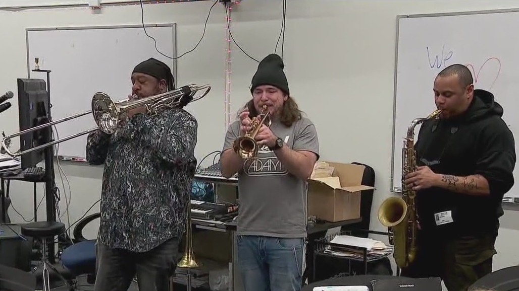 Justin Timberlake?s band visits middle school