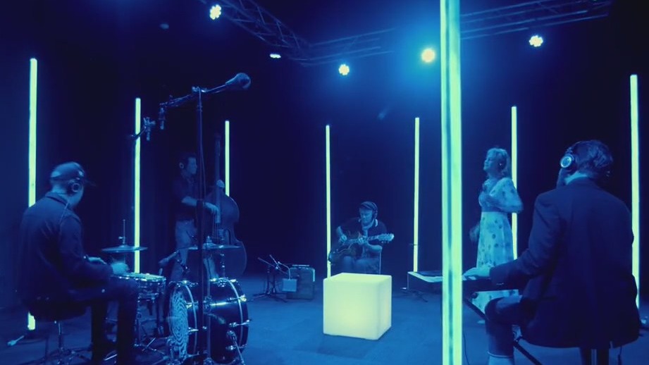 8 1/2 Souvenirs performs 'Bei Mir'