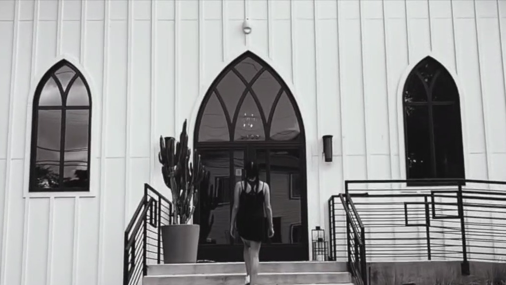 Britny Lobas performs 'Hollow'