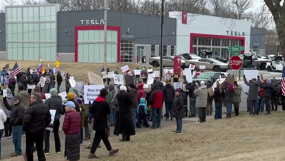 'Tesla Takedown' protest in Golden Valley, MN [RAW]